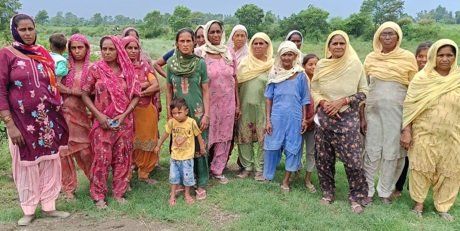 गदरपुर में ग्राम कुईखेड़ी में बौर नदी में बहे जोगिंदर सिंह को खोजबीन करते जल पुलिस के जवान