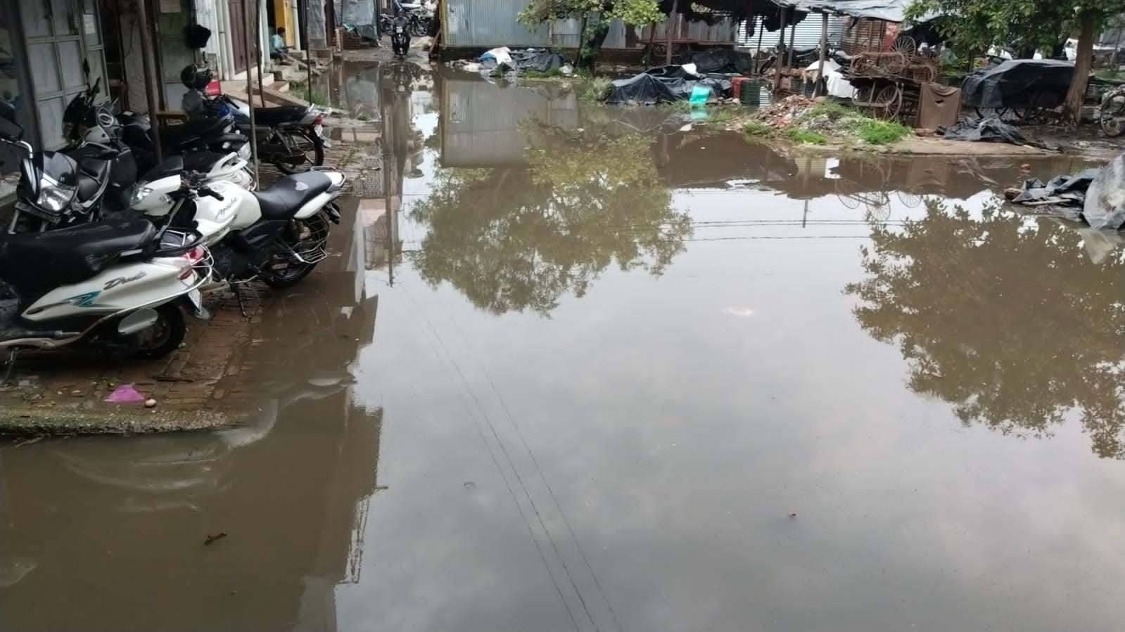पानीपत खटीमा निर्माणाधीन नेशनल हाइवे पर कोतवाली देहात के पास बारिश से हुआ जलभराव और कीचड। पानीपत खटीमा निर्माणाधीन नेशनल हाइवे पर कोतवाली देहात के पास बारिश से हुआ जलभराव और कीचड।