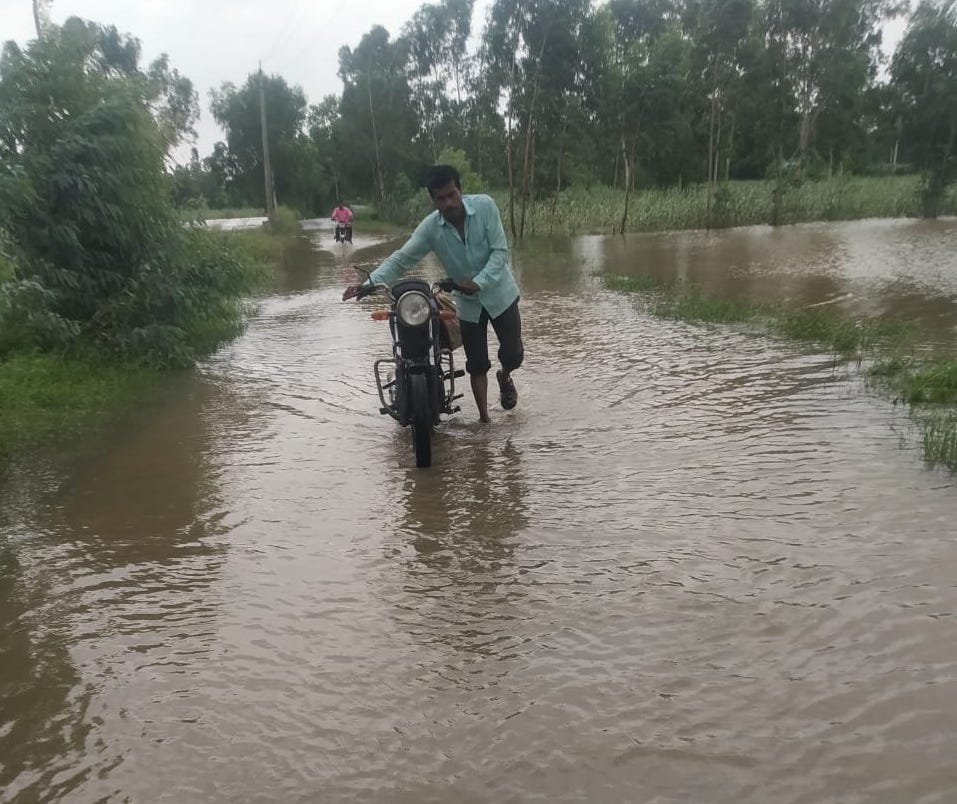 पानीपत खटीमा निर्माणाधीन नेशनल हाइवे पर कोतवाली देहात के पास बारिश से हुआ जलभराव और कीचड। पानीपत खटीमा निर्माणाधीन नेशनल हाइवे पर कोतवाली देहात के पास बारिश से हुआ जलभराव और कीचड।