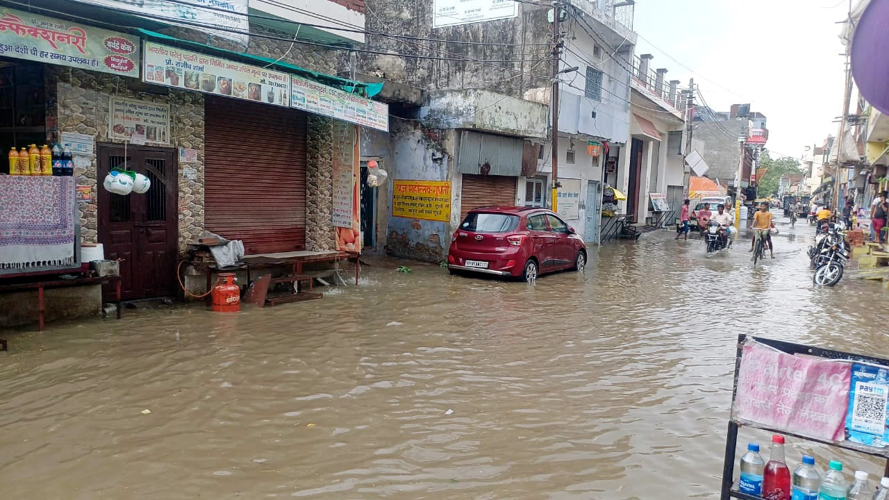 सहसवान में बारिश की वजह से सड़क पर जलभराव हो गया