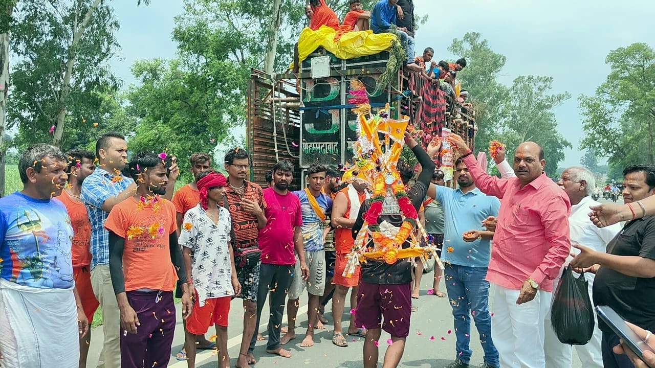 सावन के प्रथम सोमवार पर भगवान शिव का जलाभिषेक करते भक्त सावन के प्रथम सोमवार पर भगवान शिव का जलाभिषेक करते भक्त