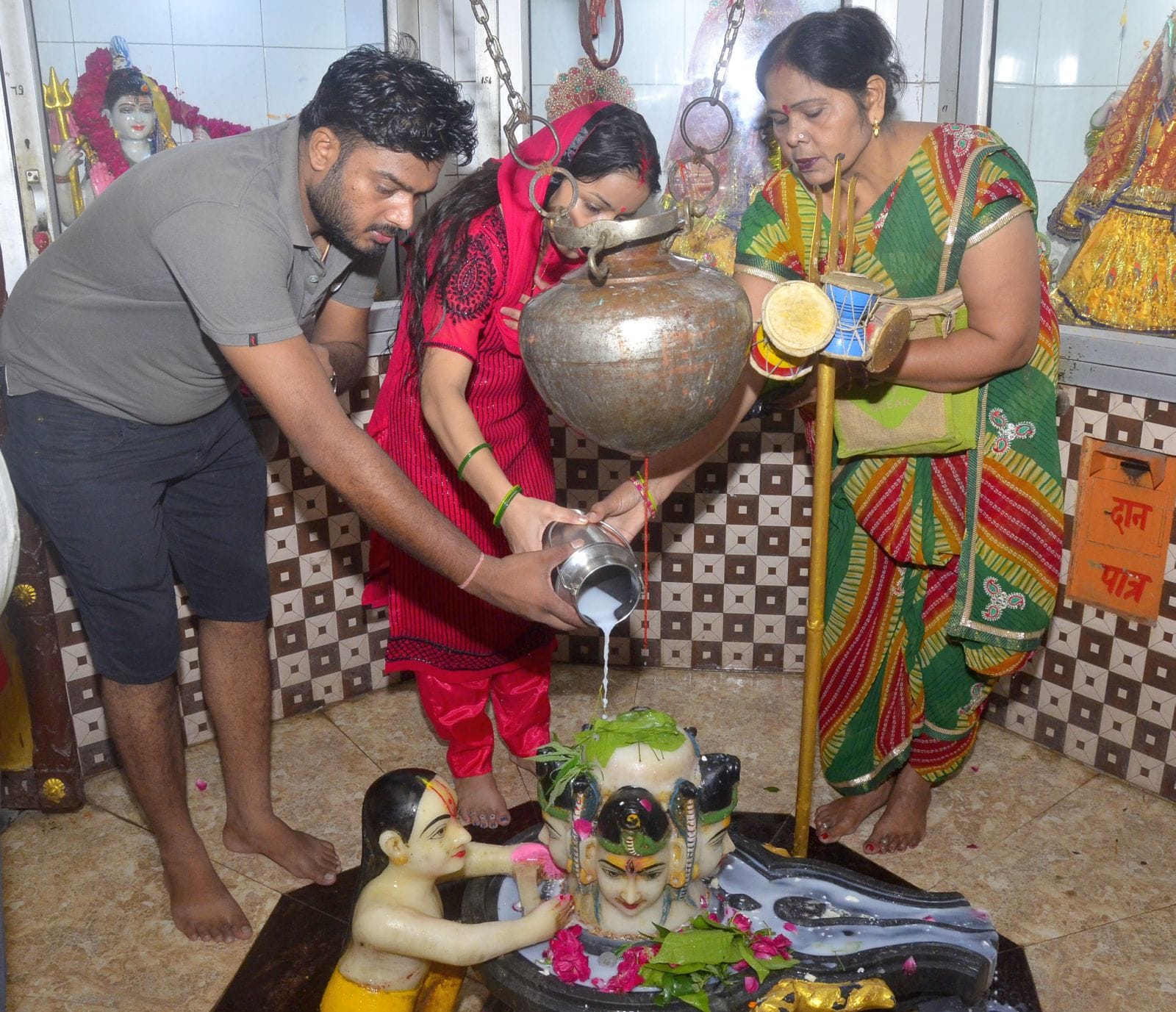 बिरूआवाड़ी मंदिर में पहले सोमवार को जलाभिषेक करते कांवड़िये।