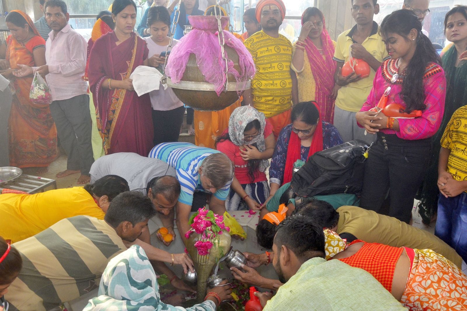 बिरूआवाड़ी मंदिर में पहले सोमवार को जलाभिषेक करते कांवड़िये।