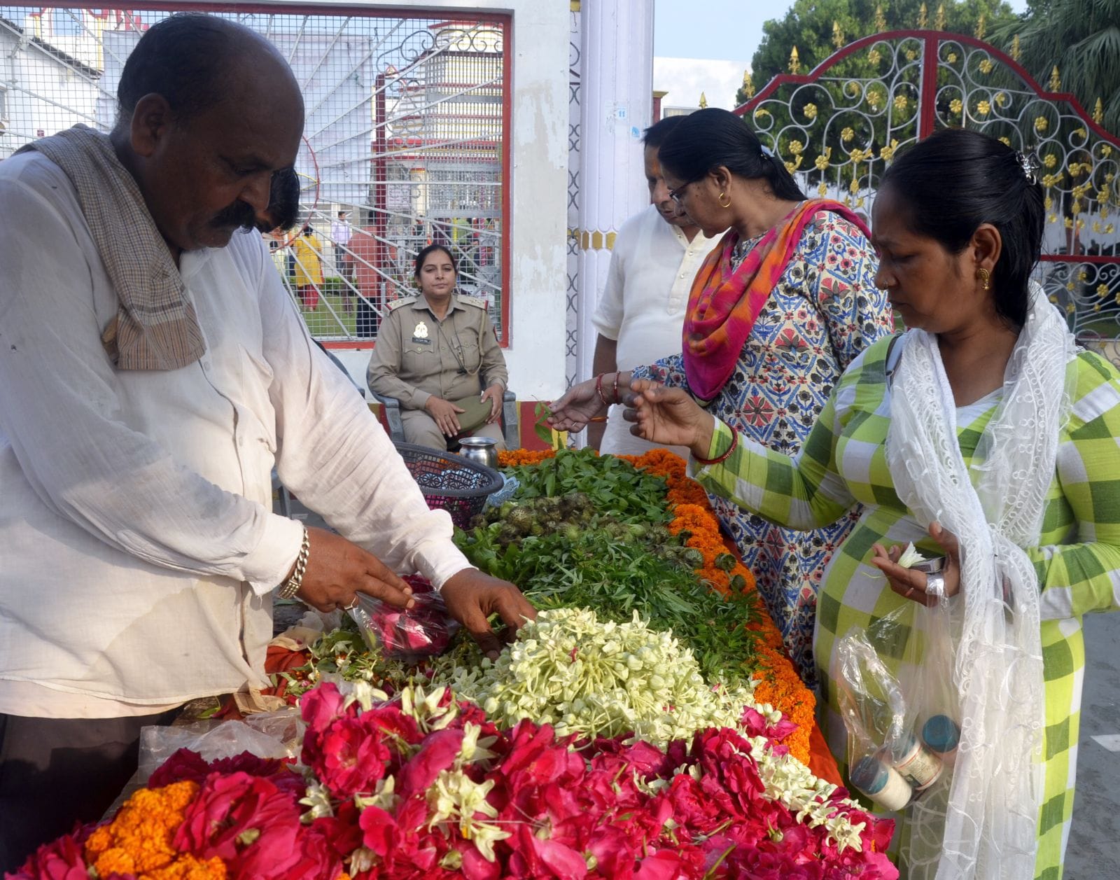 बिरूआवाड़ी मंदिर में पहले सोमवार को जलाभिषेक करते कांवड़िये।