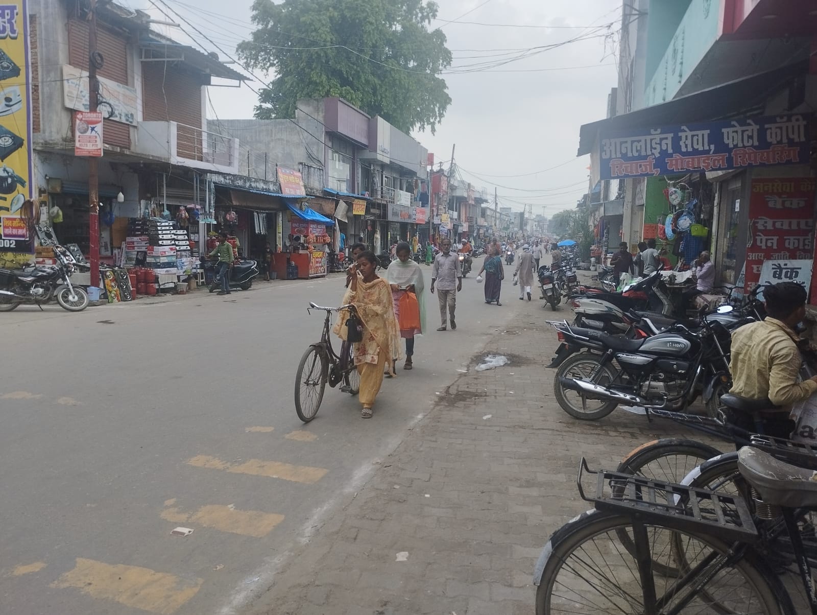 फरधान थाना क्षेत्र के मनिकापुर तिराहे पर रूट डायवर्जन के बाद लगी वाहनों की लाइन फरधान थाना क्षेत्र के मनिकापुर तिराहे पर रूट डायवर्जन के बाद लगी वाहनों की लाइन