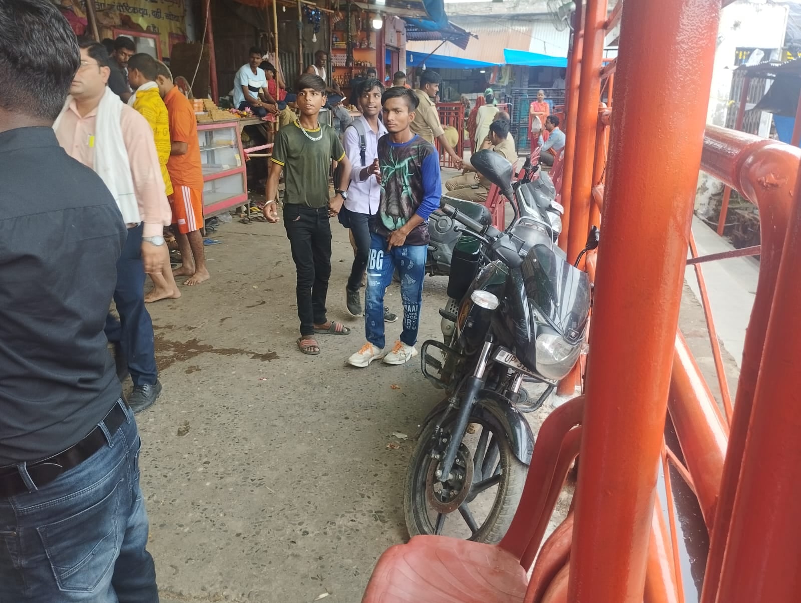 फरधान थाना क्षेत्र के मनिकापुर तिराहे पर रूट डायवर्जन के बाद लगी वाहनों की लाइन फरधान थाना क्षेत्र के मनिकापुर तिराहे पर रूट डायवर्जन के बाद लगी वाहनों की लाइन