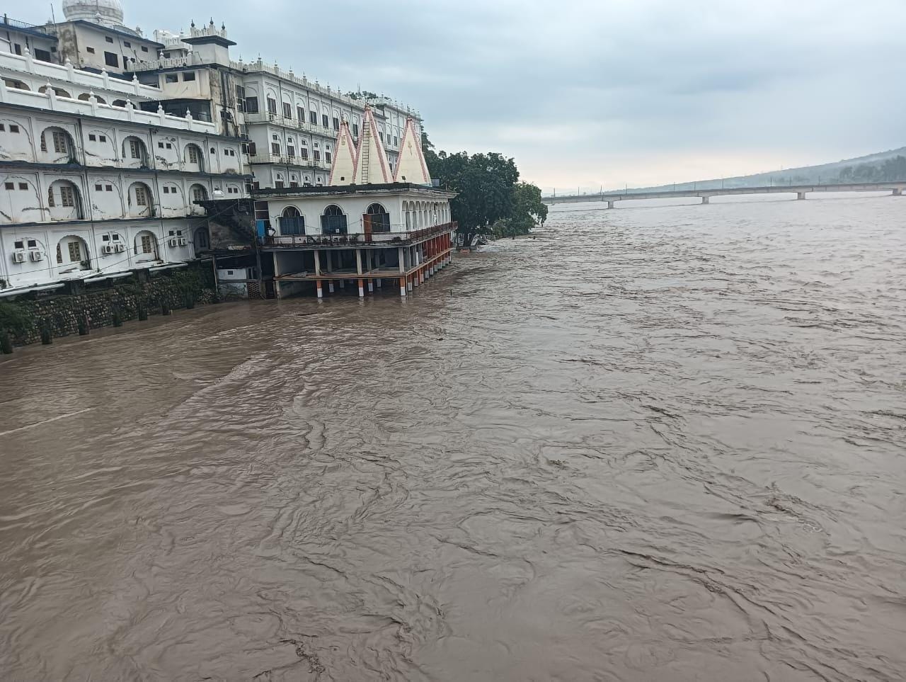 गिरि नदी का जलस्तर बढऩे से जटोन बैराज के खोले फ्लड गेट। संवाद गिरि नदी का जलस्तर बढऩे से जटोन बैराज के खोले फ्लड गेट। संवाद