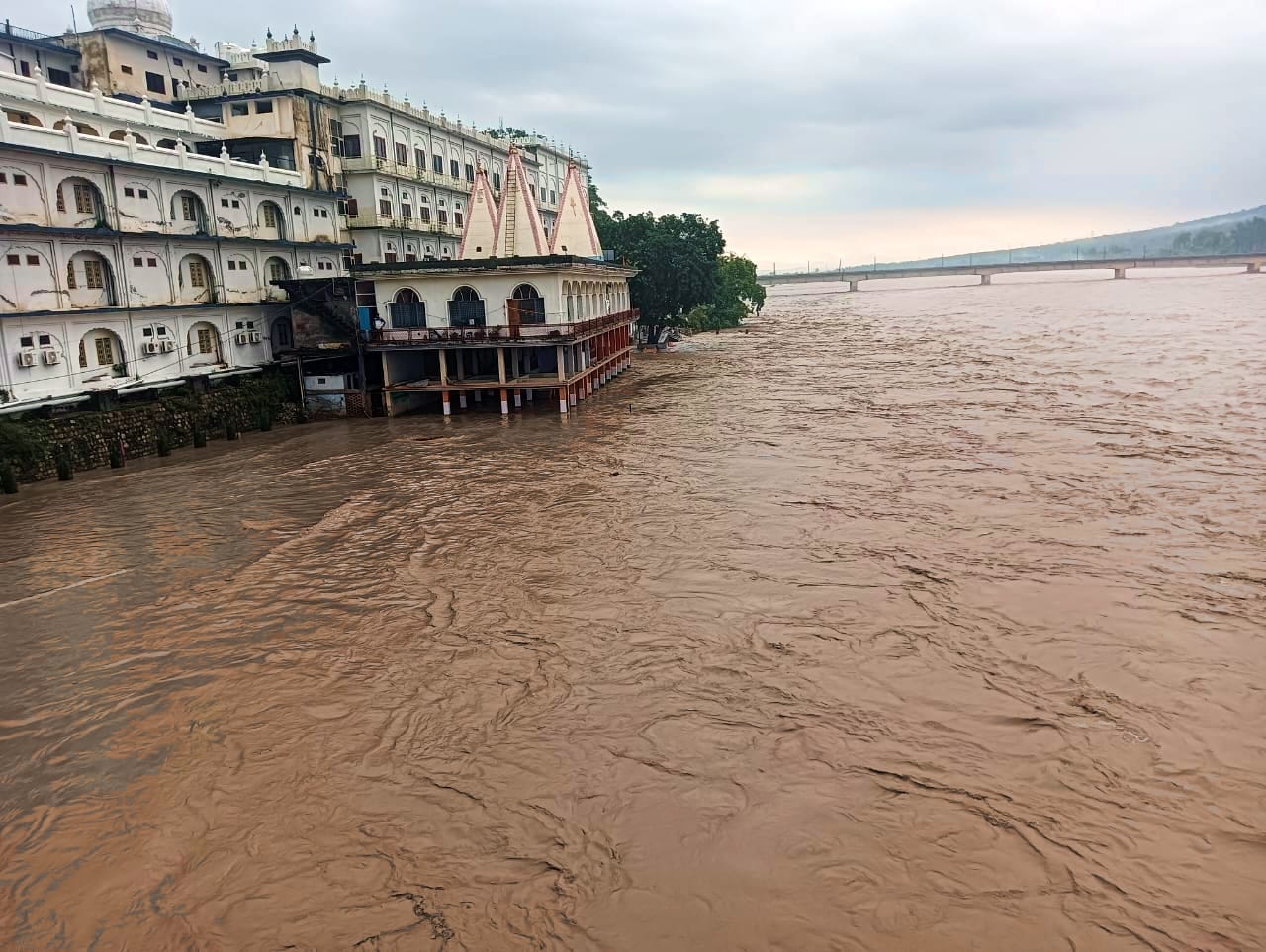 गिरि नदी का जलस्तर बढऩे से जटोन बैराज के खोले फ्लड गेट। संवाद गिरि नदी का जलस्तर बढऩे से जटोन बैराज के खोले फ्लड गेट। संवाद
