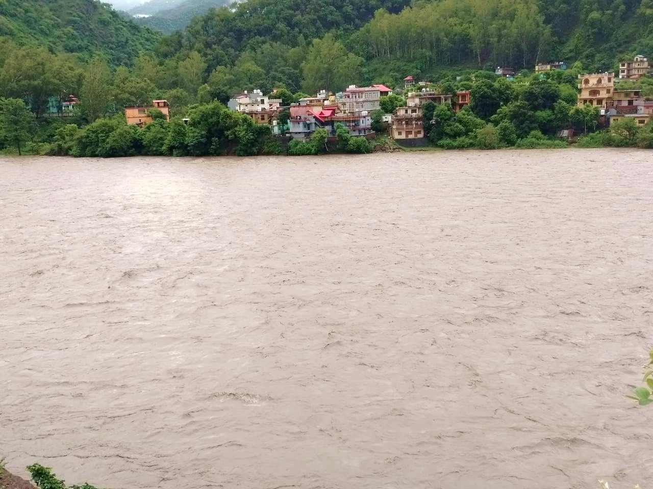 गिरि नदी का जलस्तर बढऩे से जटोन बैराज के खोले फ्लड गेट। संवाद गिरि नदी का जलस्तर बढऩे से जटोन बैराज के खोले फ्लड गेट। संवाद