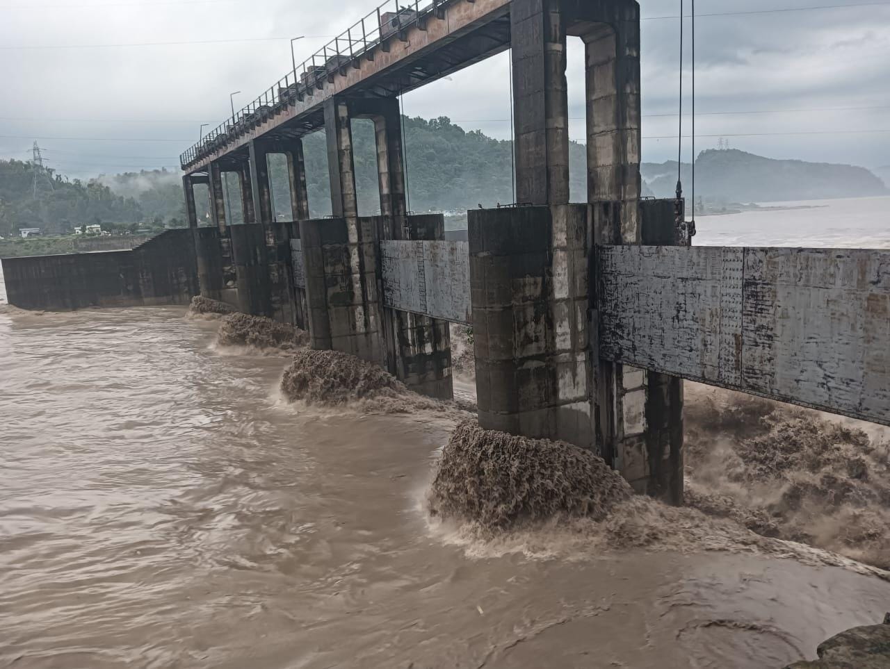 गिरि नदी का जलस्तर बढऩे से जटोन बैराज के खोले फ्लड गेट। संवाद गिरि नदी का जलस्तर बढऩे से जटोन बैराज के खोले फ्लड गेट। संवाद