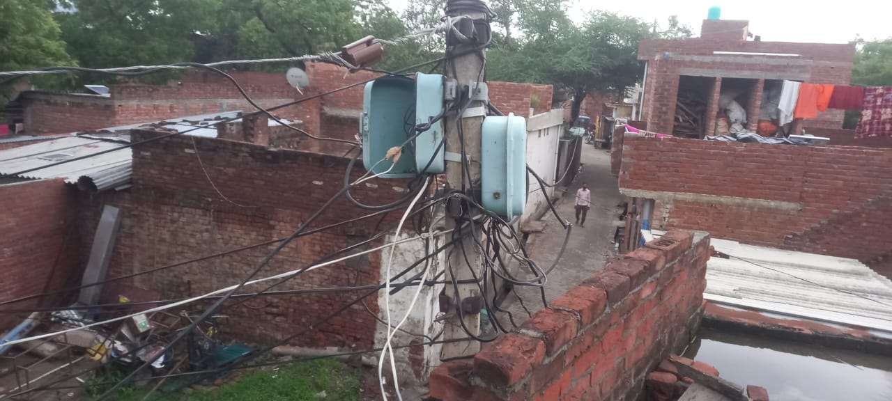 जलालाबाद में रोती बिलखती मृतक बच्चों की मां परवीन