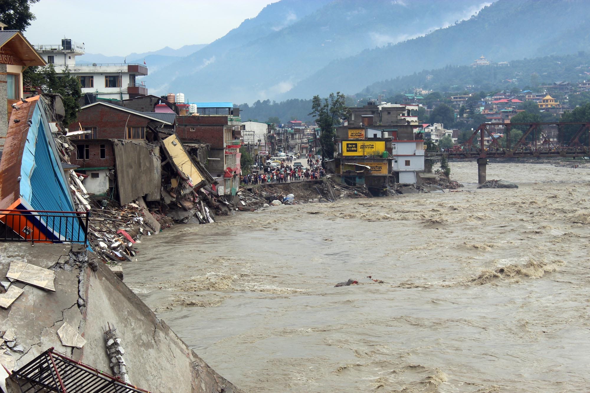 कुल्लू जिला के भुंतर में करीब दो सौ मीटर सड़क ब्यास नदी में बह गई और कई मकान क्षतिग्रस्त हो गए। कुल्लू जिला के भुंतर में करीब दो सौ मीटर सड़क ब्यास नदी में बह गई और कई मकान क्षतिग्रस्त हो गए।