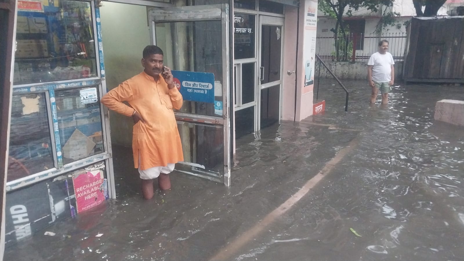 खतौली सड़क पर जलभराव होने से टैंपू हुआ बंद। टंपू को खीचकर बाहर निकालते कांविडऋयवडिये। खतौली सड़क पर जलभराव होने से टैंपू हुआ बंद। टंपू को खीचकर बाहर निकालते कांविडऋयवडिये।
