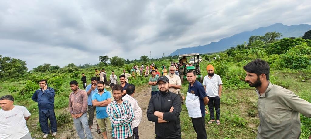 मेहरुवाला में रेस्क्यू आपरेशन के दौरान टीम सदस्य बच्चों समेत लोगों को बाहर निकालते हुए मेहरुवाला में रेस्क्यू आपरेशन के दौरान टीम सदस्य बच्चों समेत लोगों को बाहर निकालते हुए