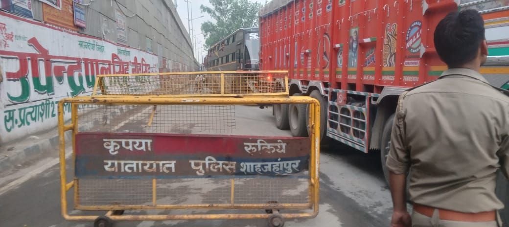 मीरानपुर कटरा में जाम के चलते फंसे वाहन