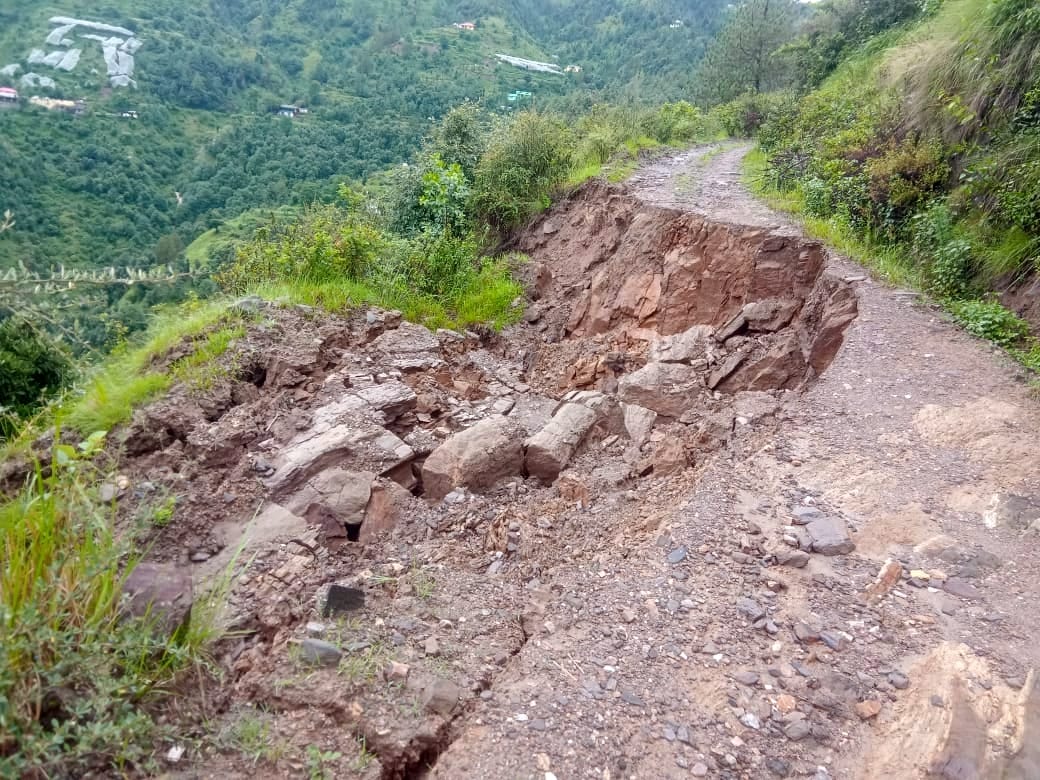 नाहन-कुमारहट्टी एनएच पर बिरोजा फैक्टरी के समीप चट्टान गिरने से धवस्त हुई वर्षा शालिका। संवाद