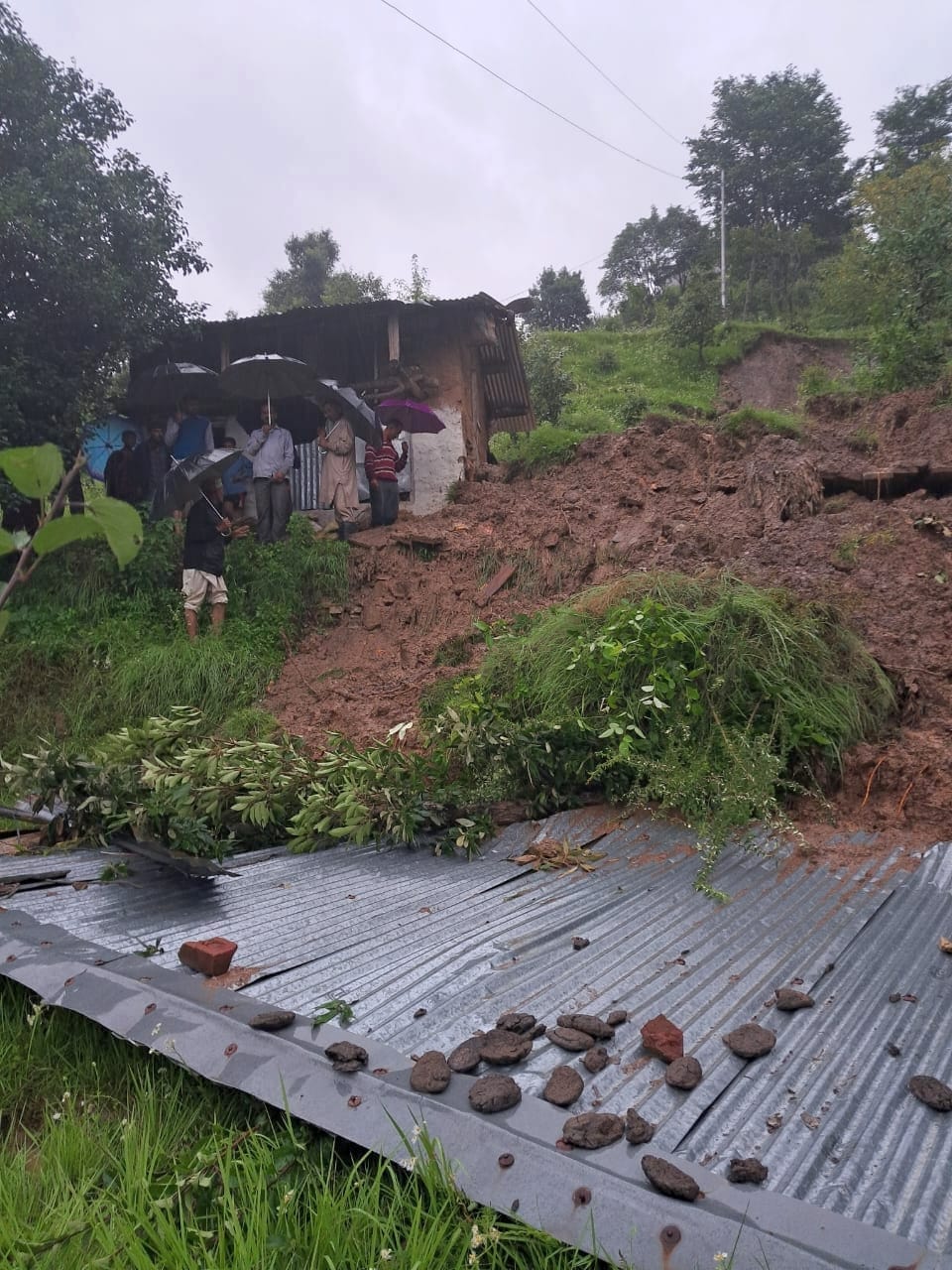 नाहन-कुमारहट्टी एनएच पर बिरोजा फैक्टरी के समीप चट्टान गिरने से धवस्त हुई वर्षा शालिका। संवाद