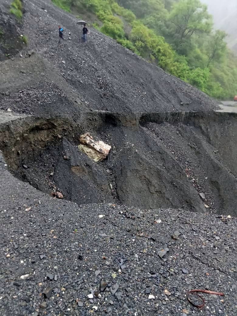 नाहन-कुमारहट्टी एनएच पर बिरोजा फैक्टरी के समीप चट्टान गिरने से धवस्त हुई वर्षा शालिका। संवाद