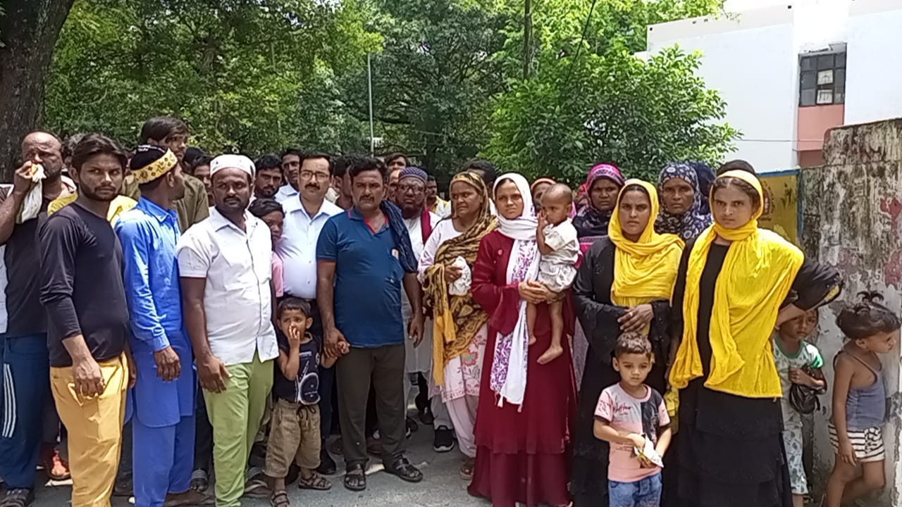 सिटी मजिस्टूेट से बात करते गांव कैंचूटांडा के लोग । संवाद