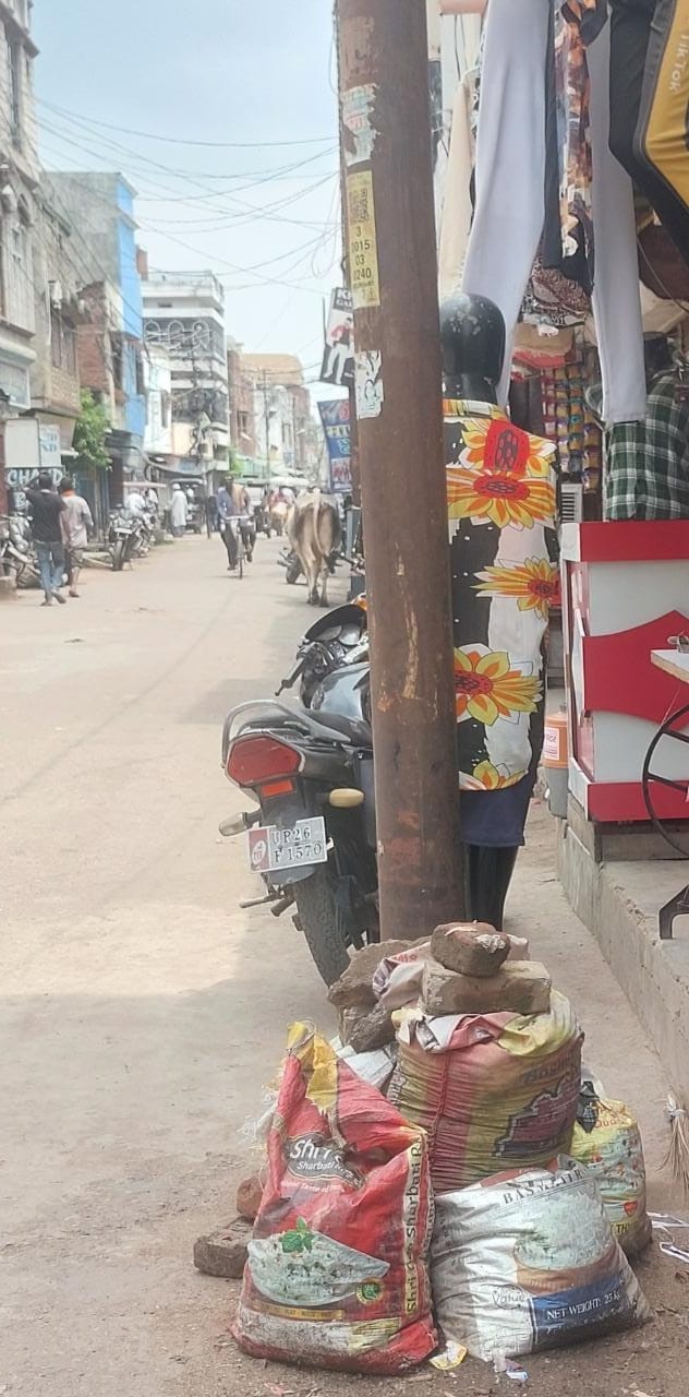 शहर की चौंक बाजार रोड पर लगा विघुत पोल । संवाद