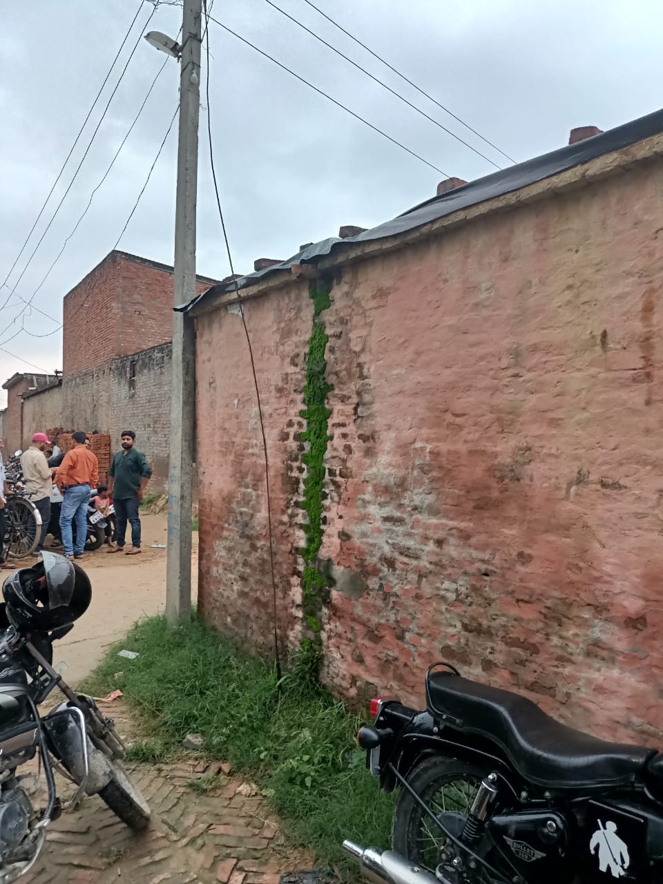 शहर की चौंक बाजार रोड पर लगा विघुत पोल । संवाद