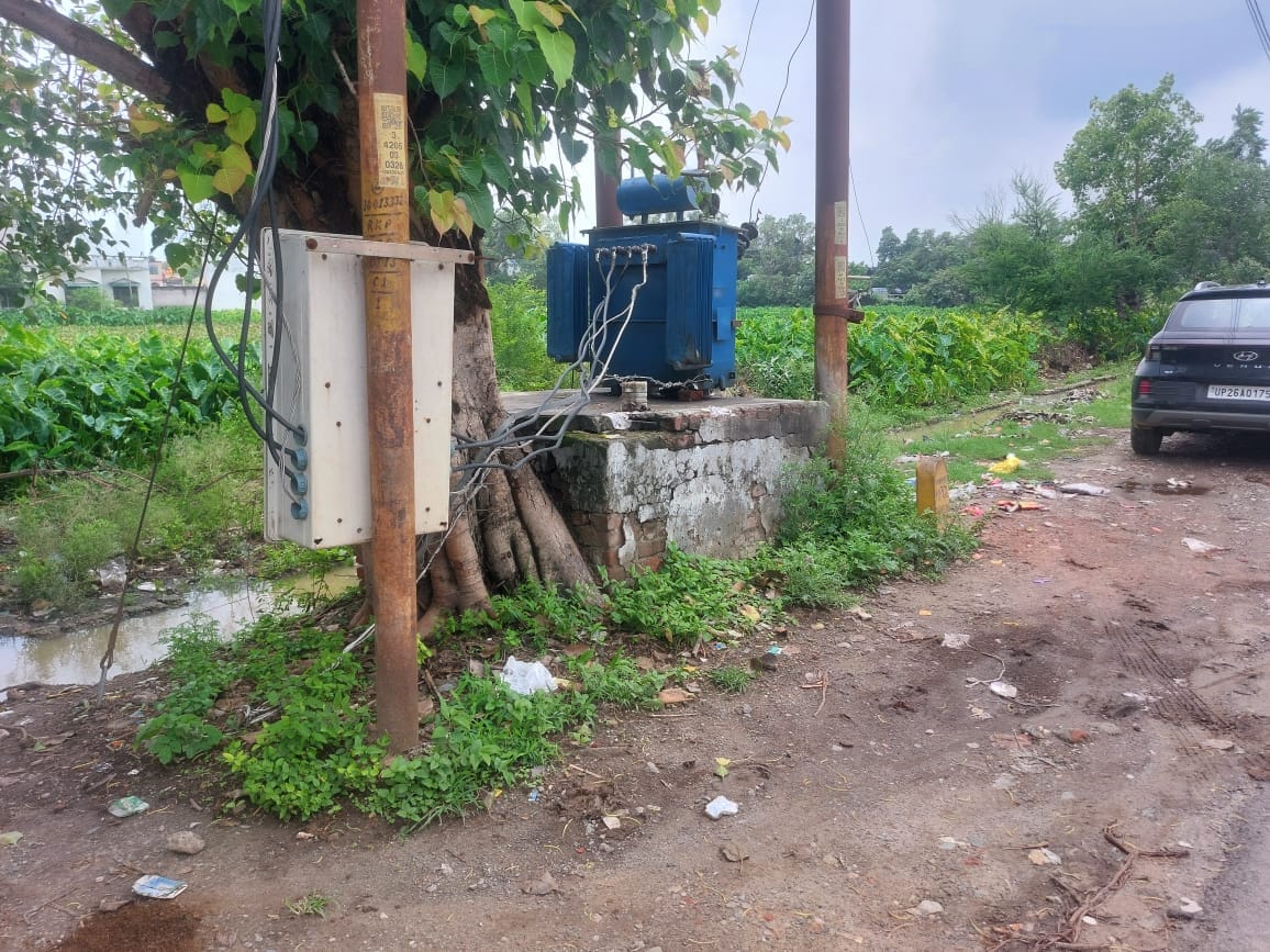 शहर की टनकपुर रोड किनारे रखा टूासफारमर ।संवाद