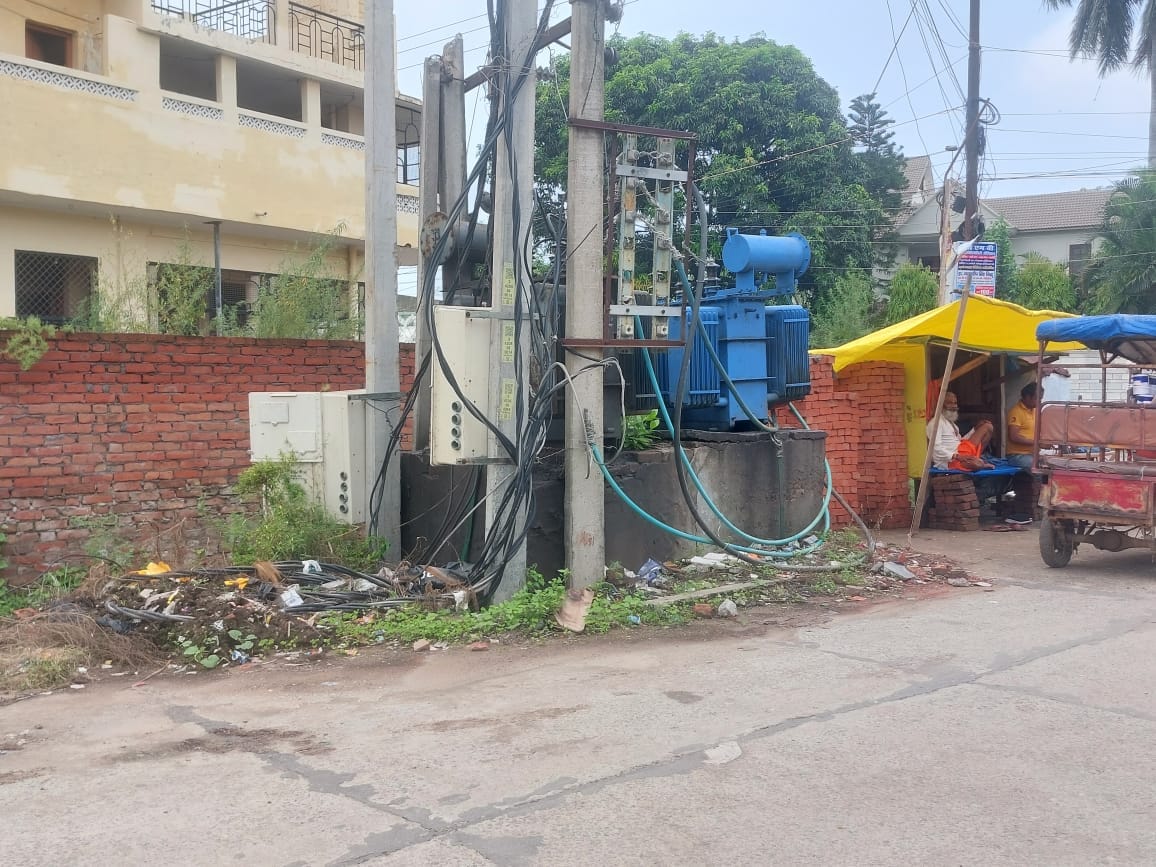 शहर की टनकपुर रोड किनारे रखा टूासफारमर ।संवाद