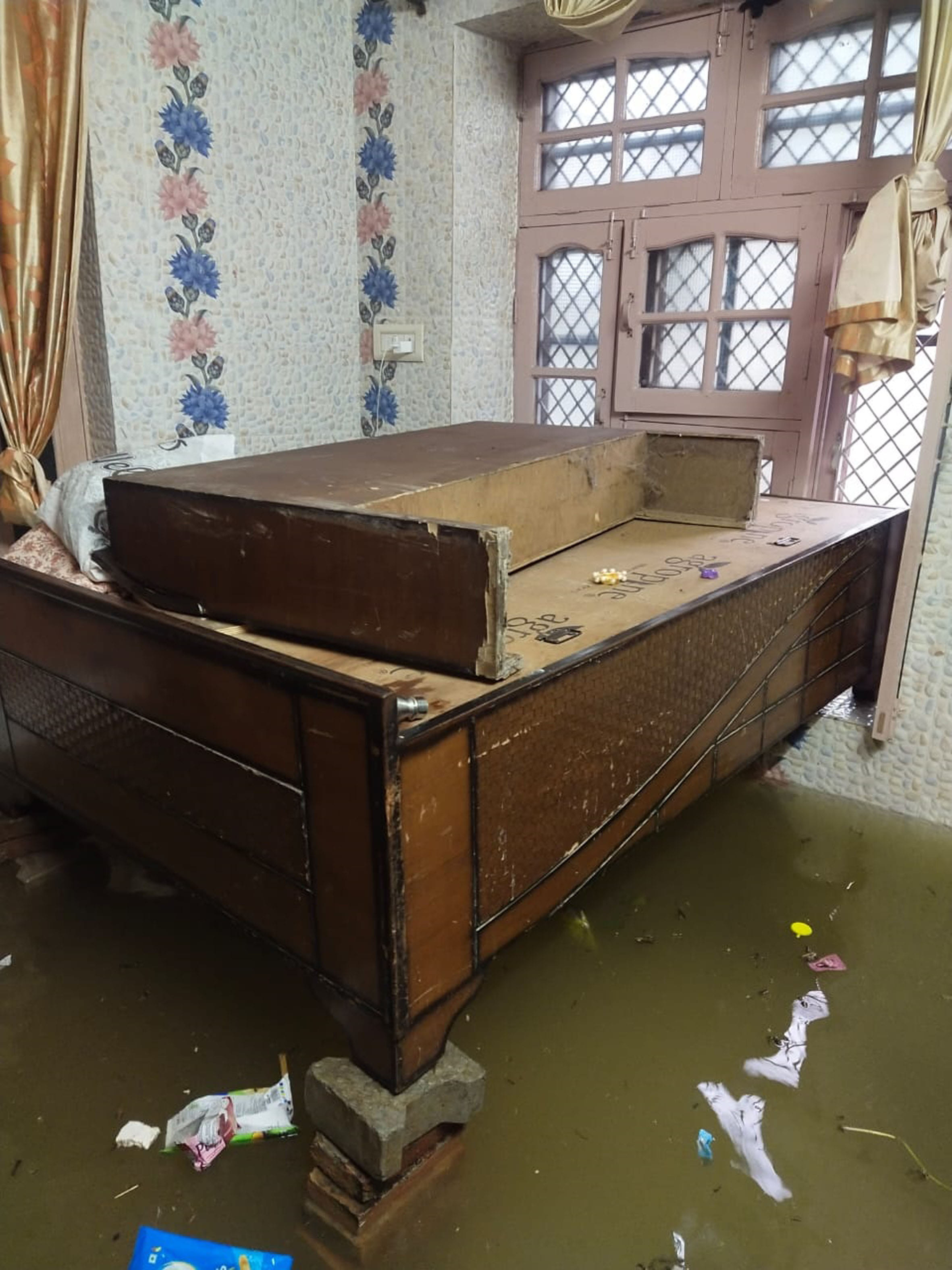 विश्वकर्मा चौक पर स्लम बस्ती में घुसा पानी व डूब झोपड़ियां। विश्वकर्मा चौक पर स्लम बस्ती में घुसा पानी व डूब झोपड़ियां।