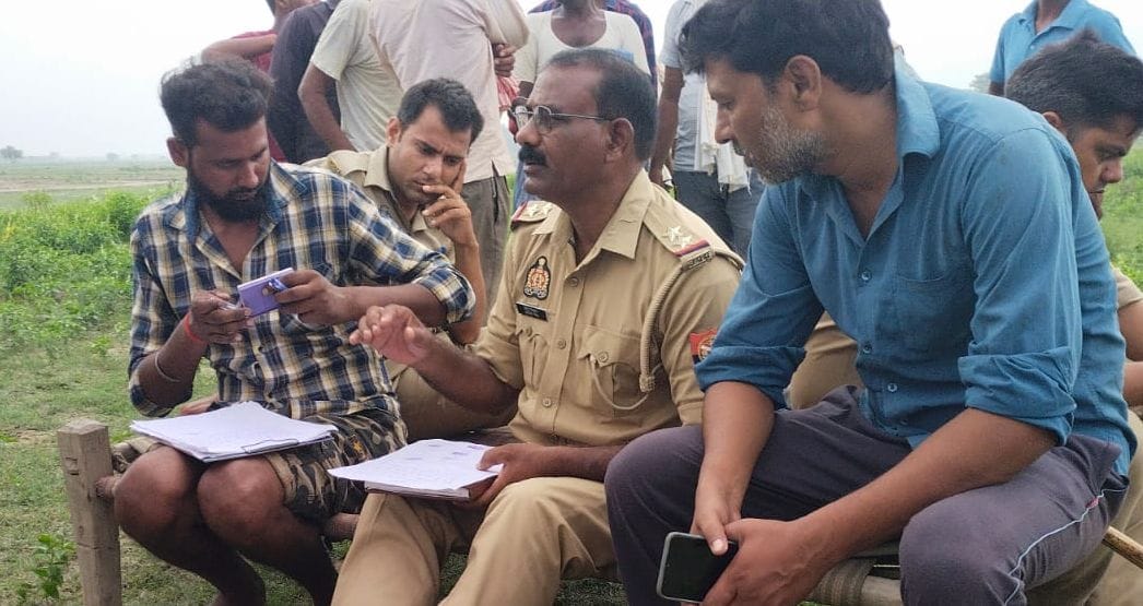 गढि़या रंगीन में घटना का मुआयना करते नायब तहसीलदार सतेंद्र कटियार