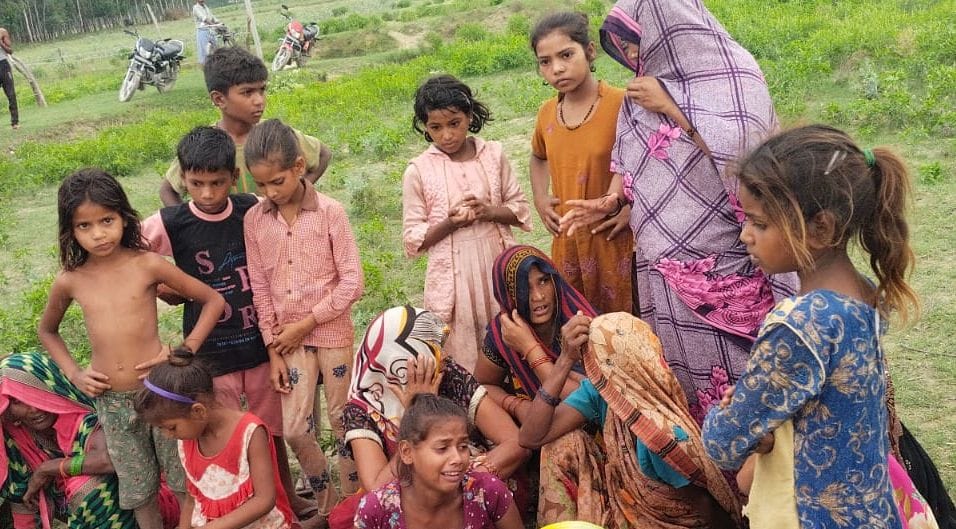 गढि़या रंगीन में घटना का मुआयना करते नायब तहसीलदार सतेंद्र कटियार