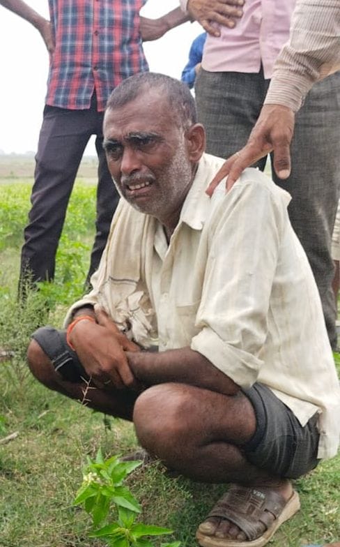 गढि़या रंगीन में घटना का मुआयना करते नायब तहसीलदार सतेंद्र कटियार