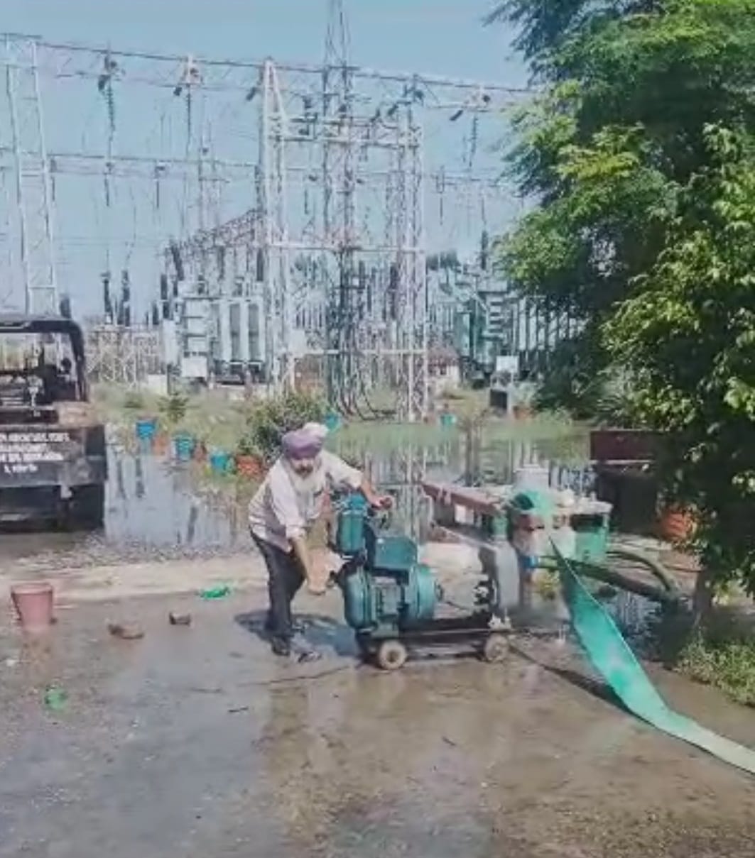 इस्माईलाबाद। ठसका रोड पर भरा पानी । इस्माईलाबाद। ठसका रोड पर भरा पानी ।