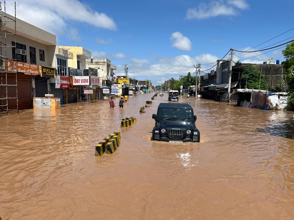 इस्माईलाबाद। ठसका रोड पर भरा पानी । इस्माईलाबाद। ठसका रोड पर भरा पानी ।