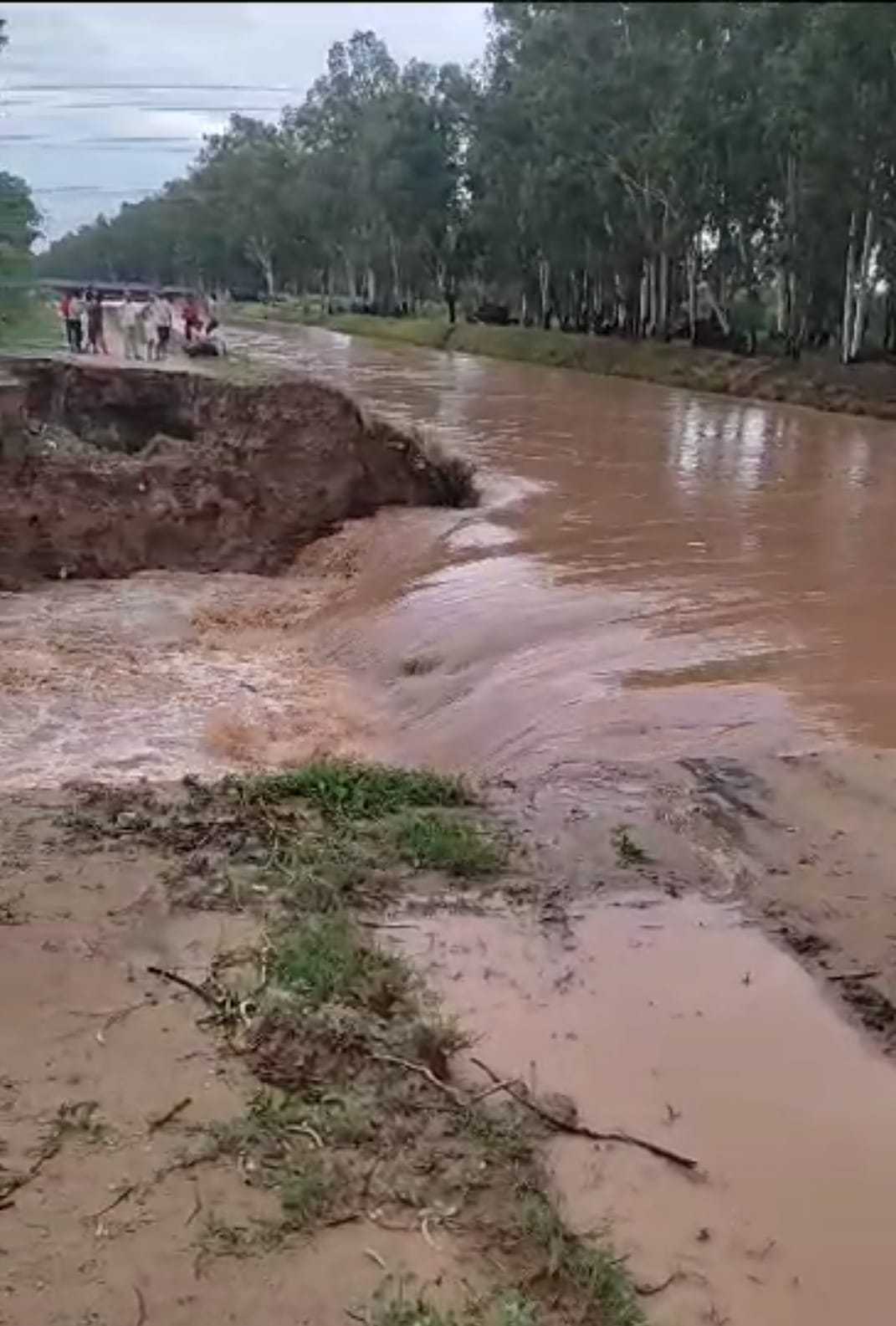 इस्माईलाबाद। ठसका रोड पर भरा पानी । इस्माईलाबाद। ठसका रोड पर भरा पानी ।