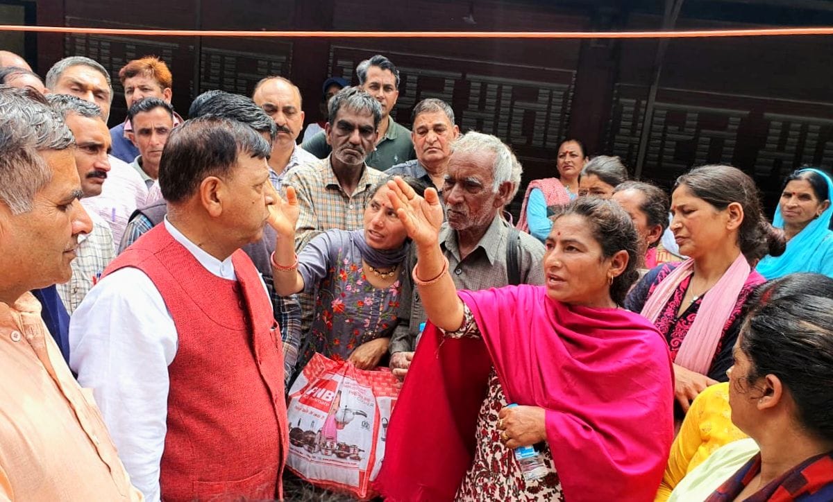 कुमारहट्टी-नाहन हाईवे पर रूंदन घोड़ो स्थान पर जायजा लेते भाजपा प्रदेशाध्यक्ष डाॅ.राजीव बिंदल। स