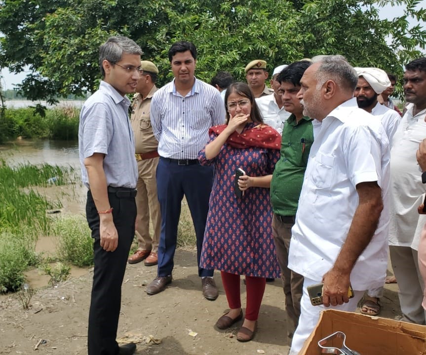 कैराना समाचार-हरियाणा के सनौली गौशाला में बाढ के पानी में फसे गोवंश