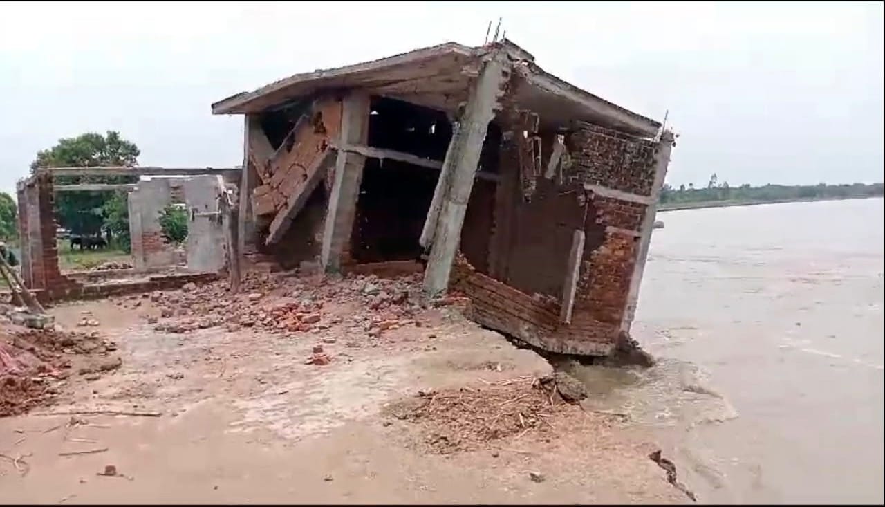 पलिया के इमलिया फार्म जाने वाले रास्ते से गुजरती कार। पलिया के इमलिया फार्म जाने वाले रास्ते से गुजरती कार।