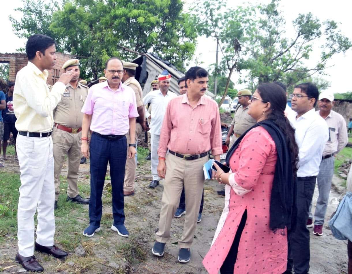 पलिया के इमलिया फार्म जाने वाले रास्ते से गुजरती कार। पलिया के इमलिया फार्म जाने वाले रास्ते से गुजरती कार।