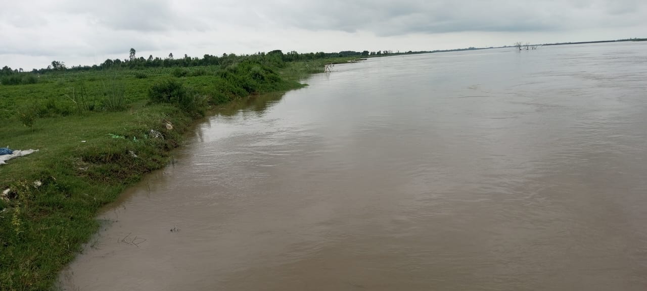 पानी बढ़ने पर कटान रोकने के लिए ठोकर बनाई जा रही