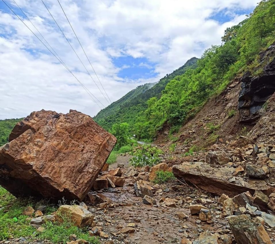 राजगढ़ में मलबे की चपेट में आई कारें व मकान। संवाद