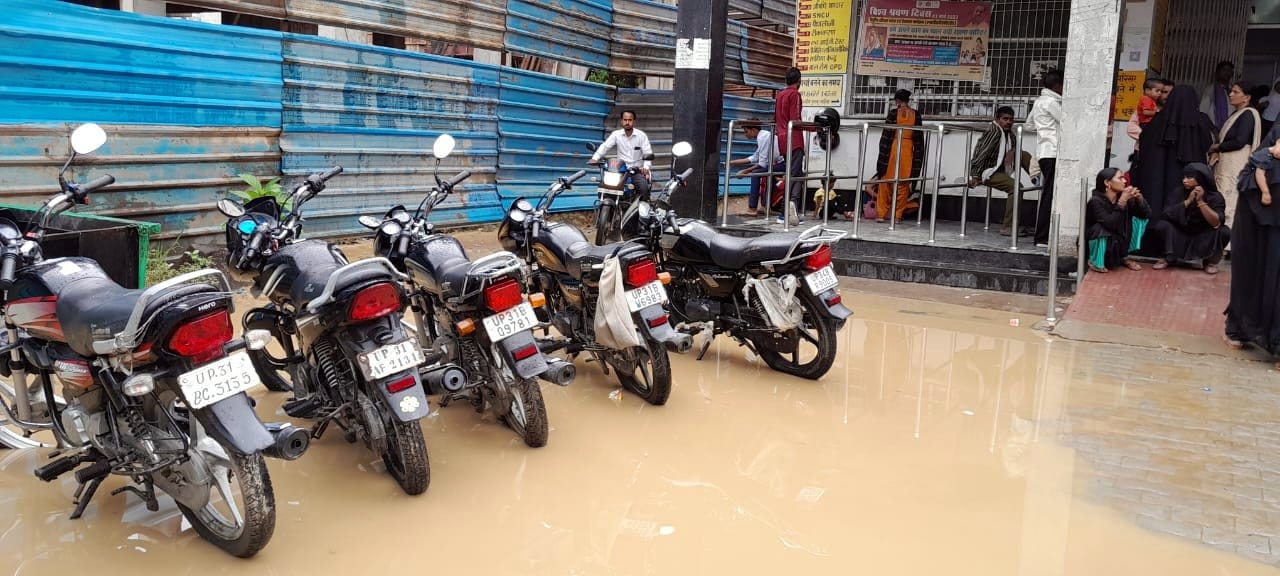 सीतापुर रोड राज्रगढ़ में भरा पानी सीतापुर रोड राज्रगढ़ में भरा पानी