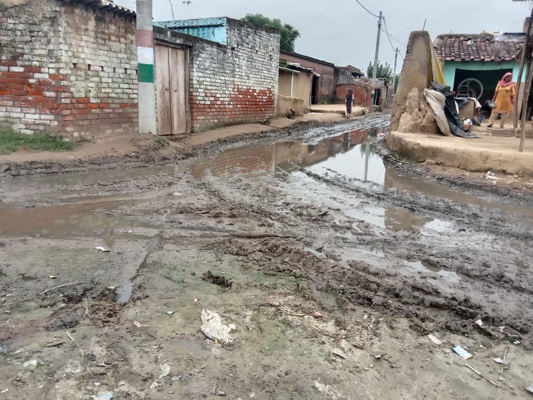 सीतापुर रोड राज्रगढ़ में भरा पानी सीतापुर रोड राज्रगढ़ में भरा पानी