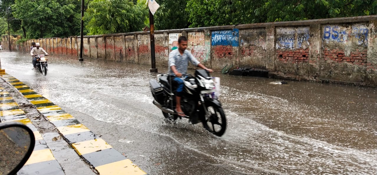 सीतापुर रोड राज्रगढ़ में भरा पानी सीतापुर रोड राज्रगढ़ में भरा पानी