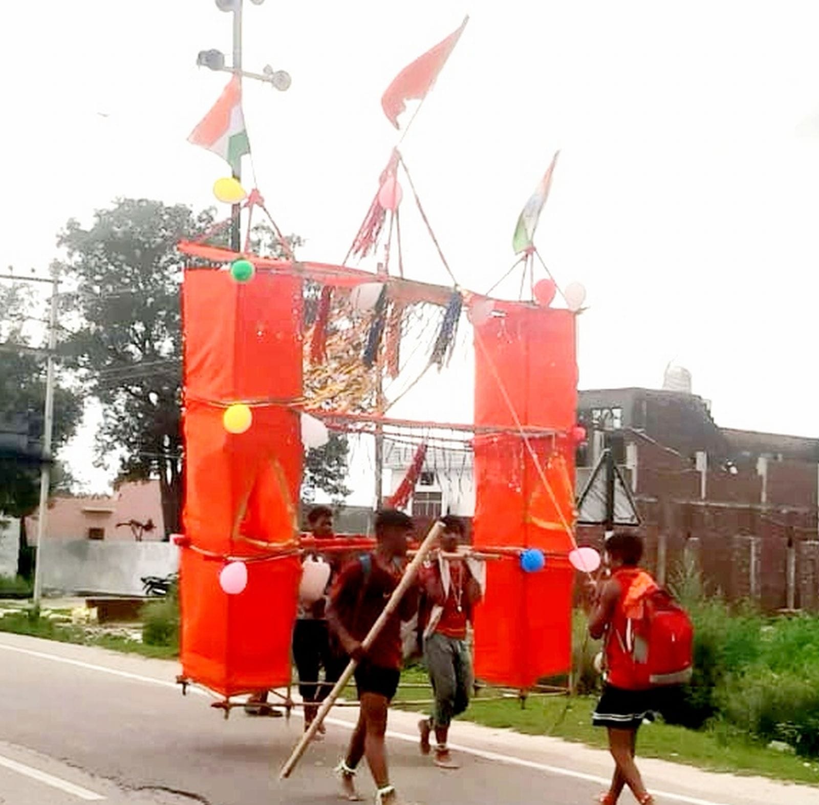 उझानी में लगीं भोले के श्रृंगार के सामान की दुकान।