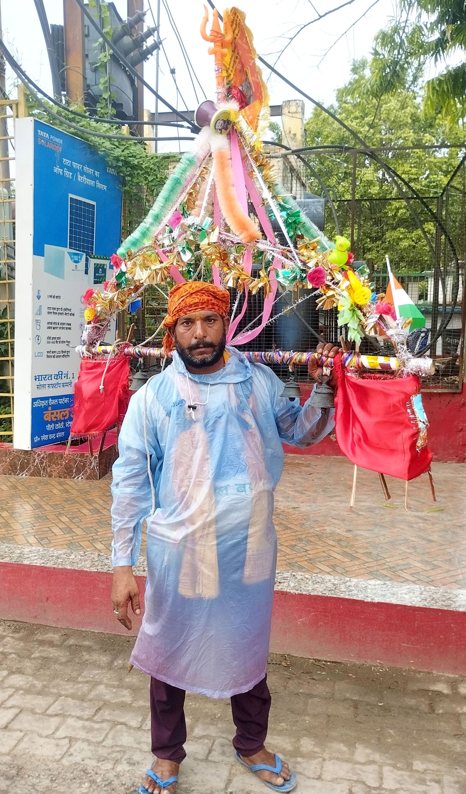 उझानी में लगीं भोले के श्रृंगार के सामान की दुकान।