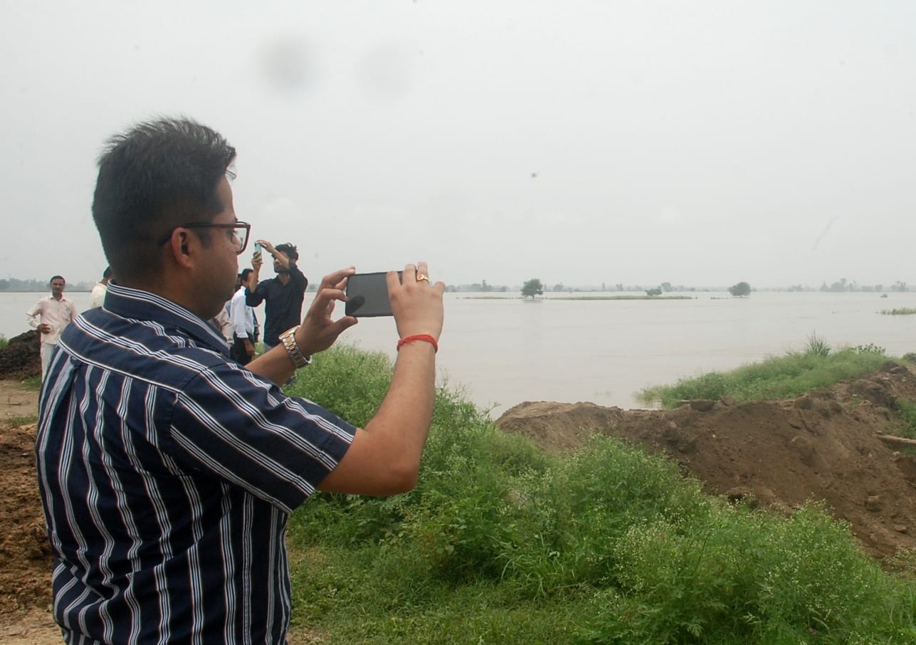 बागपत के पक्काघाट स्थित इस्लामनगर कॉलोनी में यमुना का पानी आने के बाद घर का सामान बुग्गी में बागपत के पक्काघाट स्थित इस्लामनगर कॉलोनी में यमुना का पानी आने के बाद घर का सामान बुग्गी में