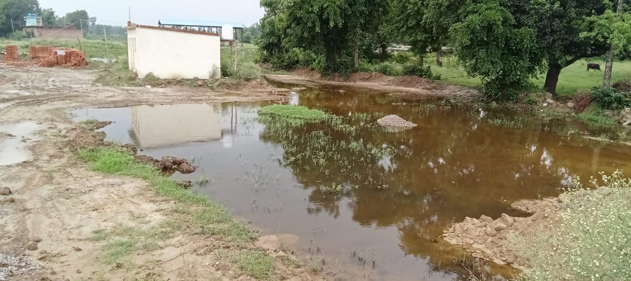 गांव बिठौरा में हाइवे किनारे खोदे गए गडडे ।संवाद