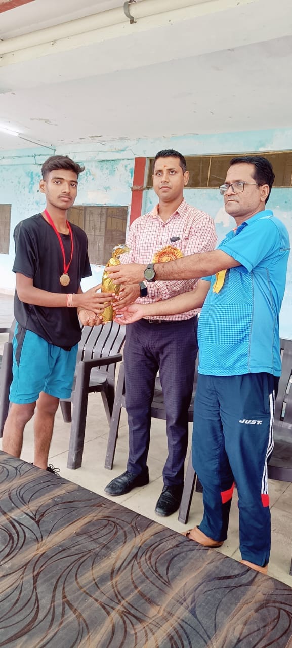 हाकी में जोर आजमाईश करते खिलाडी संवाद