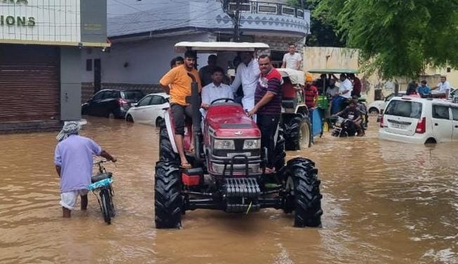 कुरुक्षेत्र। गांव नरकातारी रोड पर खेतो ं में घुसा सरस्वती नदी का पानी।