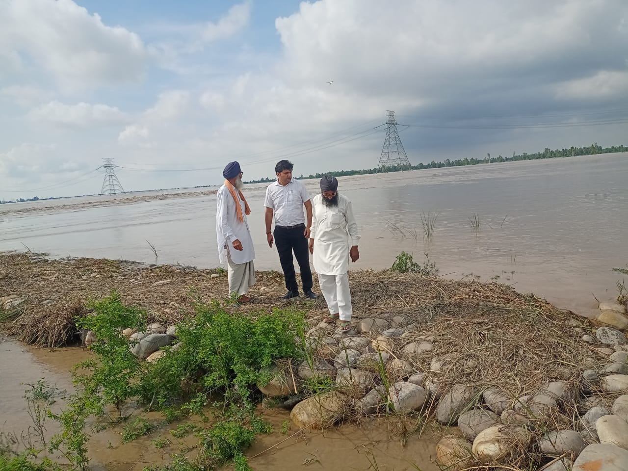 कैराना में सहपत यमुना तटबंध की मरम्मत करते कर्मचारी कैराना में सहपत यमुना तटबंध की मरम्मत करते कर्मचारी